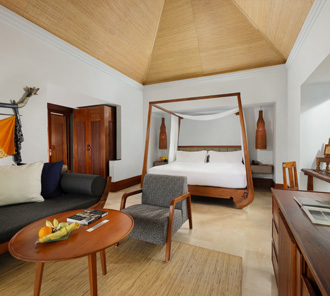 Heavenly Jacuzzi Villa - Bed and Living area