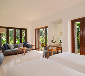 Impressive Forest Corner Suite - Garden Level