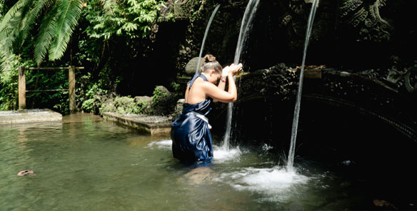 Melukat at Pura Beji Sapat Ubud