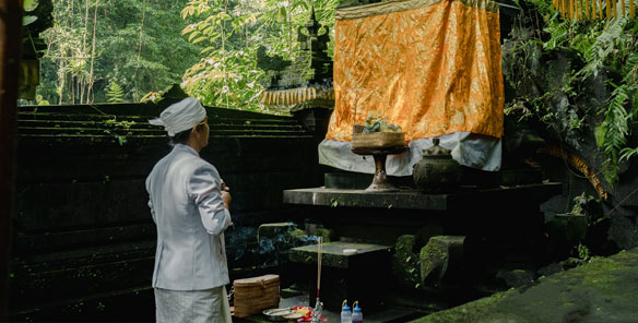 Melukat led by Pemangku at Pura Beji Sapat Ubud